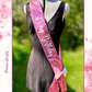 Écharpe | Écharpe scintillante rose avec sequins et nœud en satin "Birthday Girl"