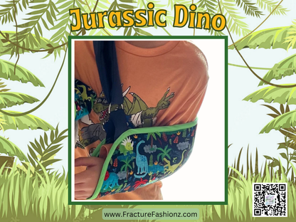 Écharpe de bras | Écharpe de bras rembourrée Jurassic Dino – Bleu marine avec dinosaures dans un décor de jungle