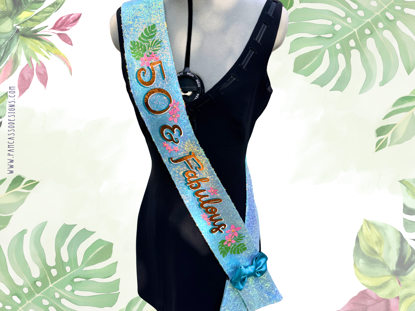 Ceinture en satin noir avec sequins et inscription dorée, bordée d'un galon doré